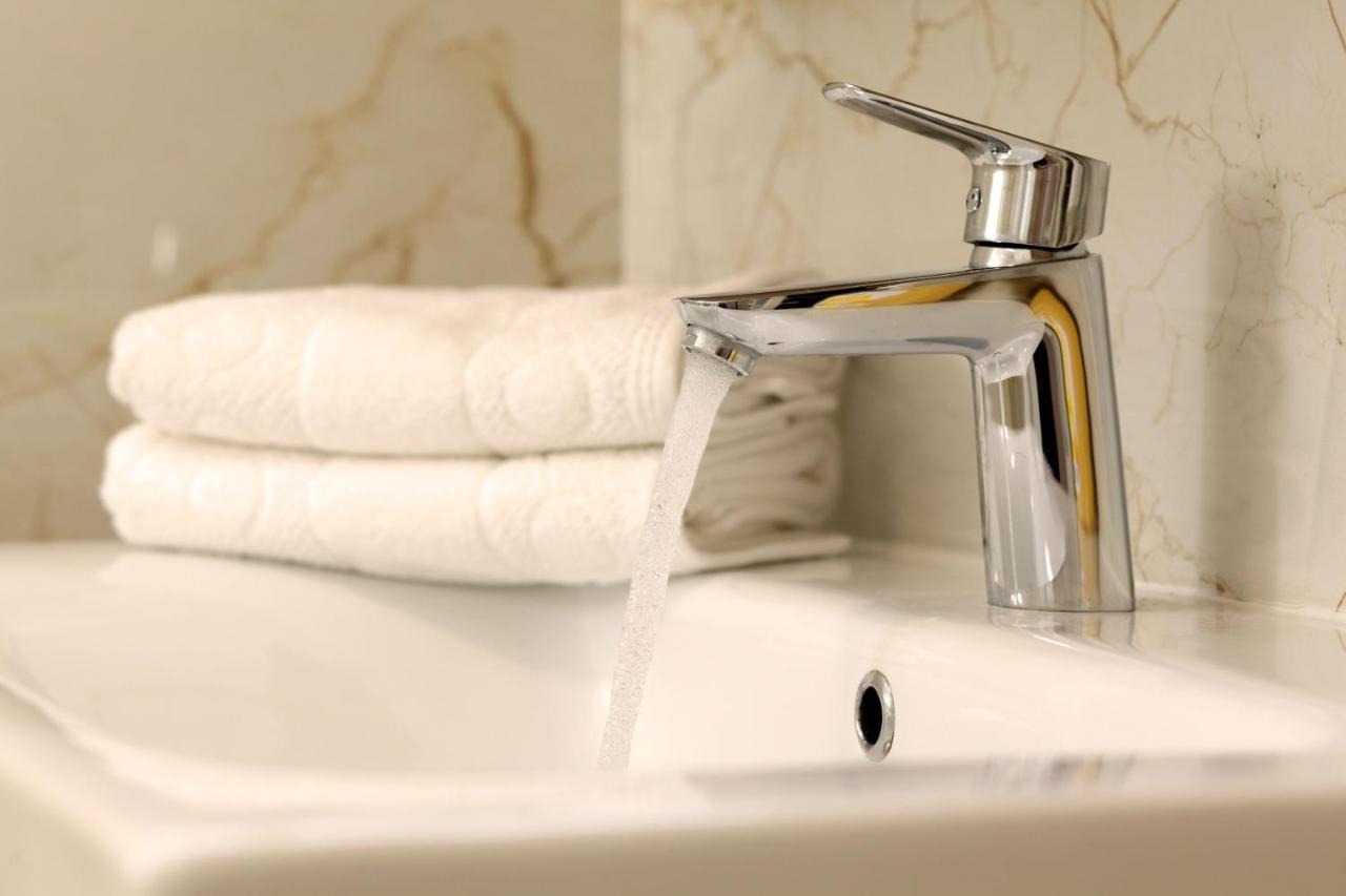 Modern 2-Bed Apt, Late Check In Available Split Ngoại thất bức ảnh