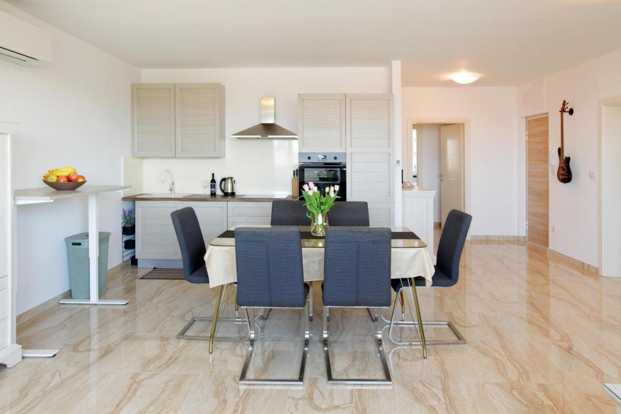 Modern 2-Bed Apt, Late Check In Available Split Ngoại thất bức ảnh