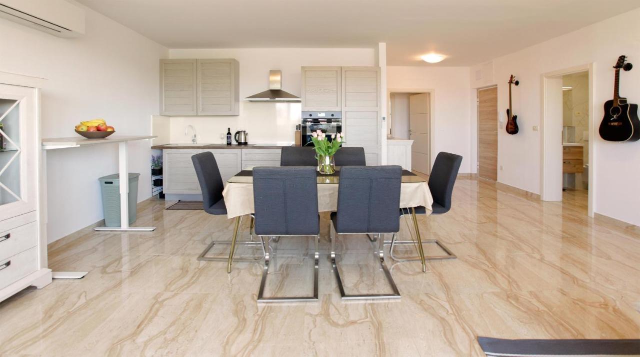Modern 2-Bed Apt, Late Check In Available Split Ngoại thất bức ảnh