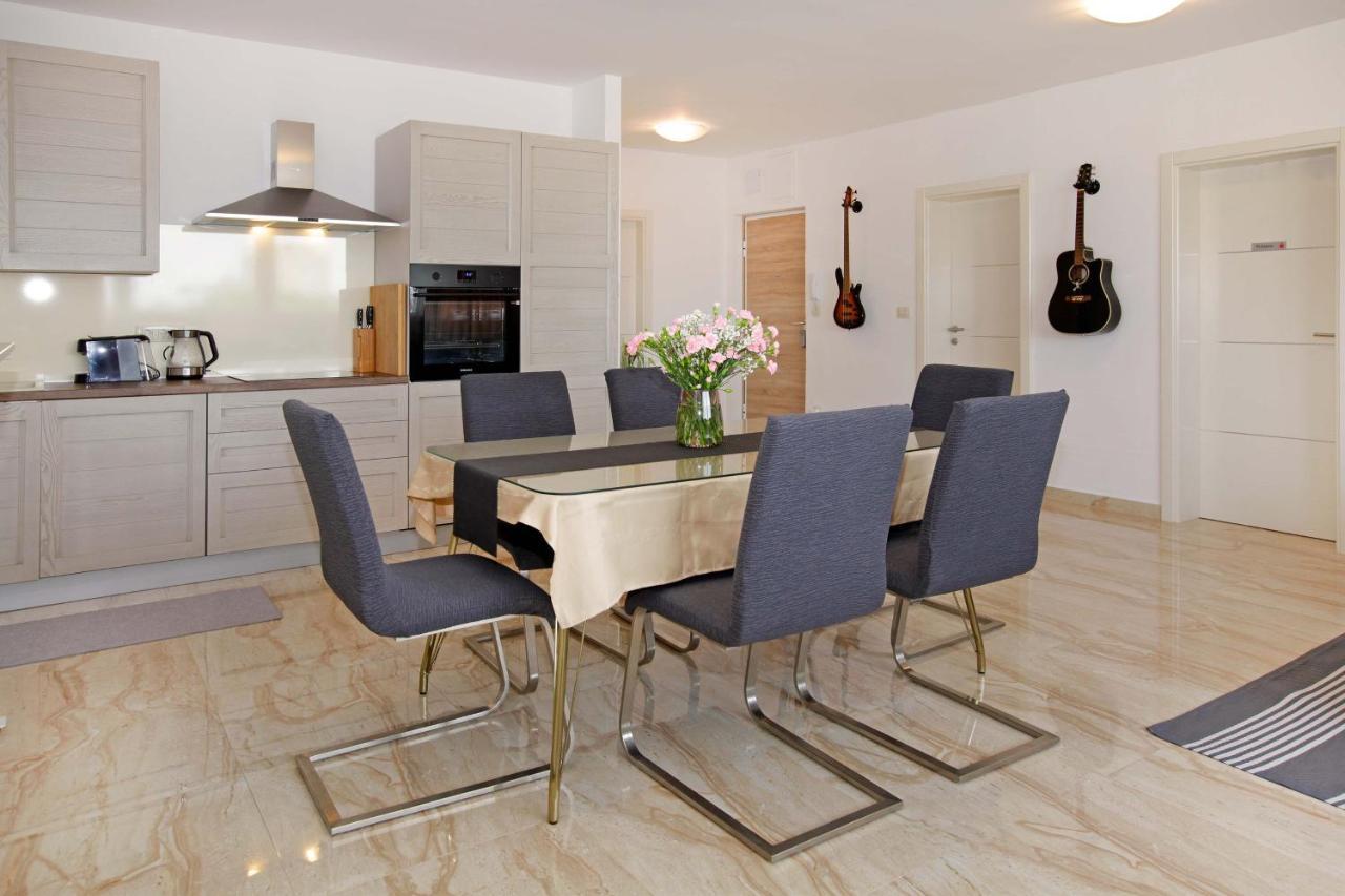 Modern 2-Bed Apt, Late Check In Available Split Ngoại thất bức ảnh