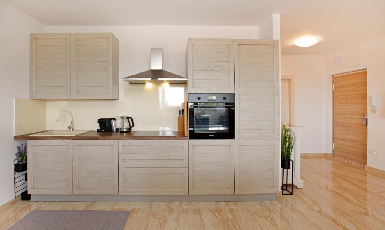 Modern 2-Bed Apt, Late Check In Available Split Ngoại thất bức ảnh