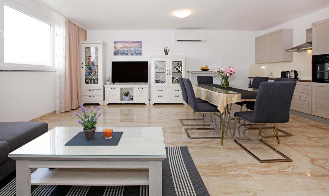 Modern 2-Bed Apt, Late Check In Available Split Ngoại thất bức ảnh