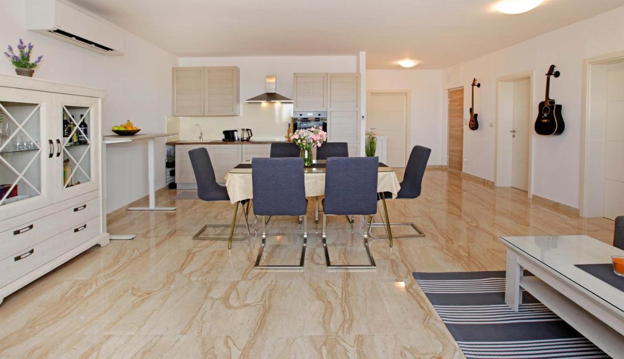 Modern 2-Bed Apt, Late Check In Available Split Ngoại thất bức ảnh