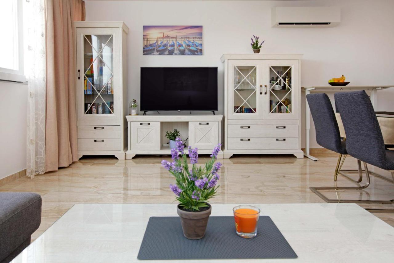 Modern 2-Bed Apt, Late Check In Available Split Ngoại thất bức ảnh